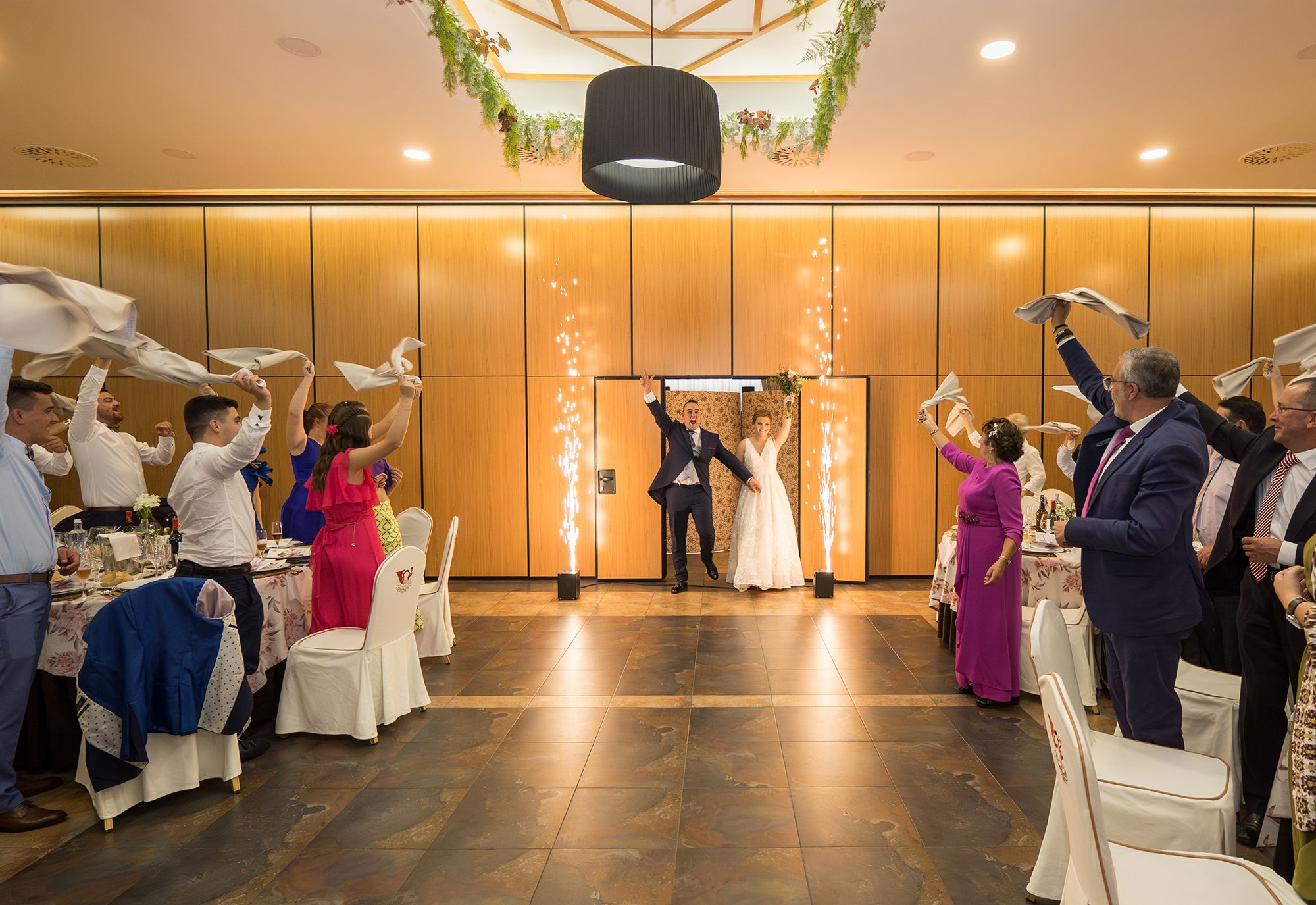 Entrada de los novios al salón