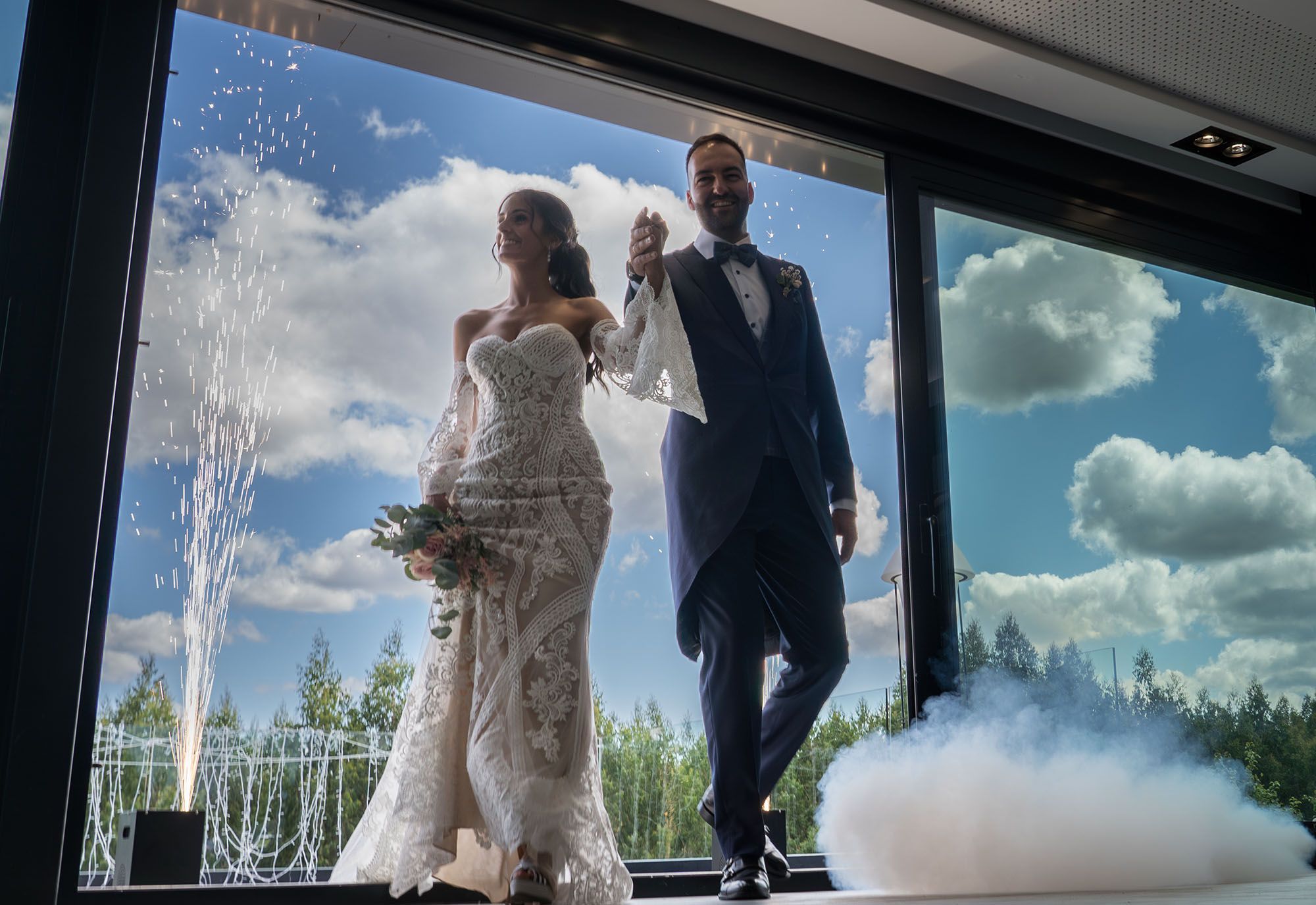 Entrada de los novios al salón