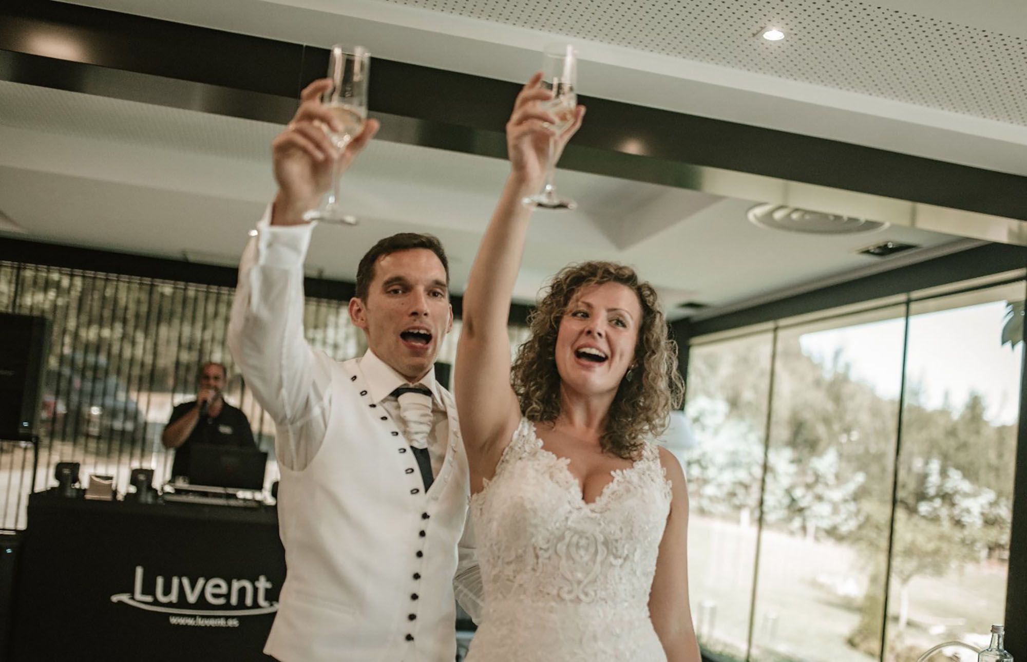 Entrada de los novios al salón